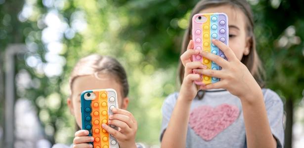Uso do celular cai entre crianças de 10 a 13 anos, mas sobe entre idosos, diz IBGE